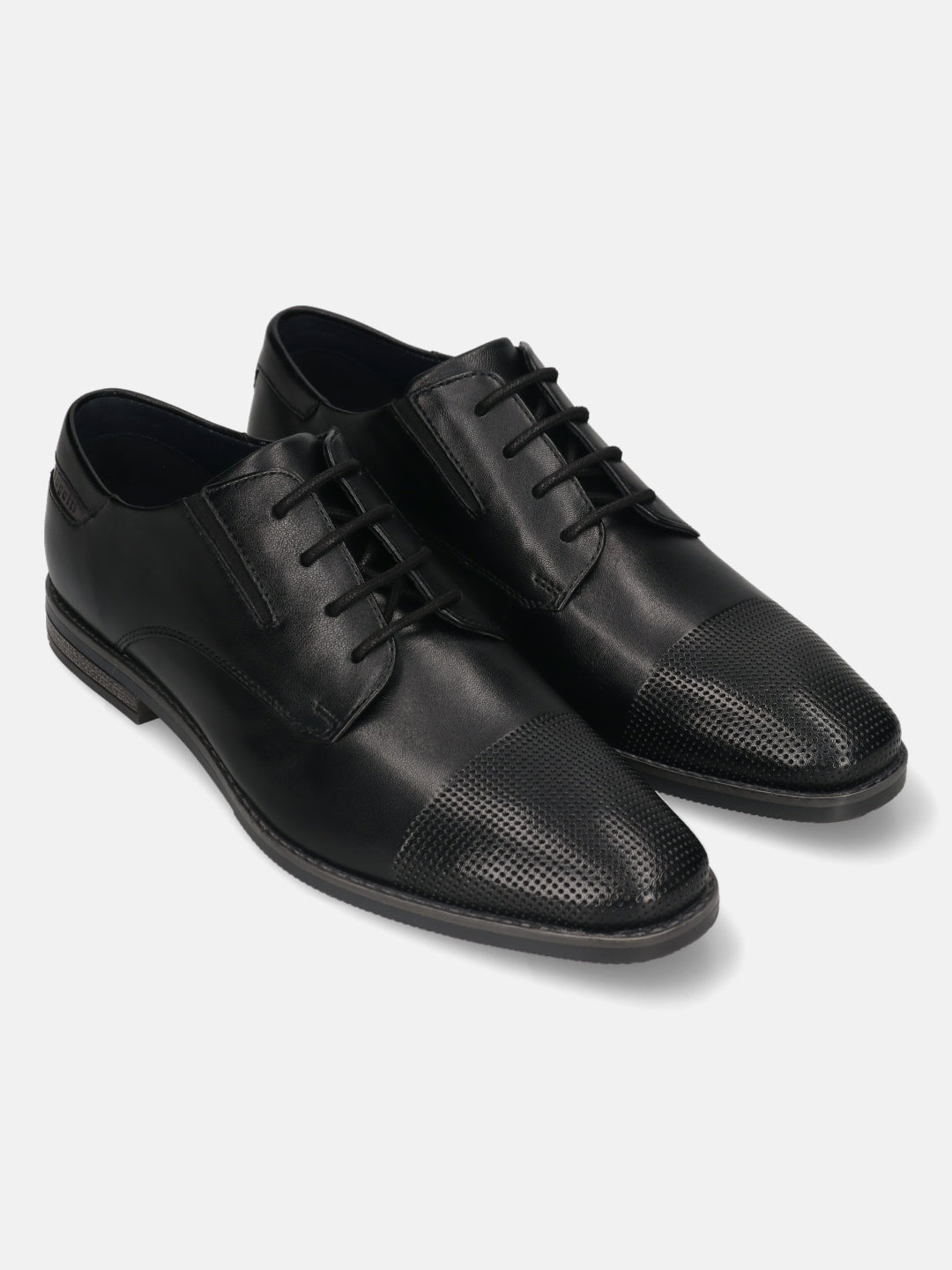 Men's Bugatti derby black leather shoes with a pointed toe and plain toe featuring a moulded heel , a tpr outsole , and laces fastening.