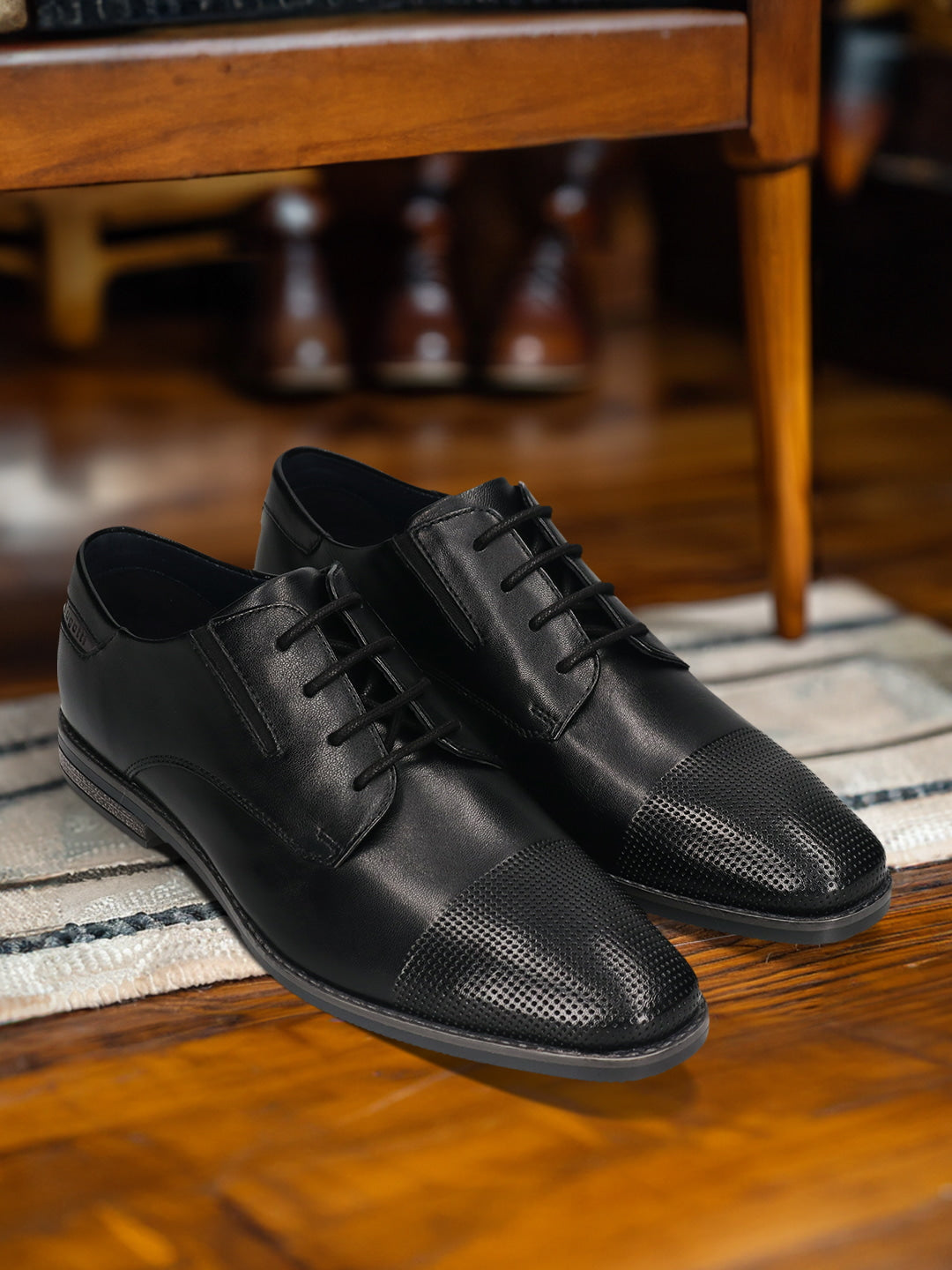 Men's Bugatti derby black leather shoes with a pointed toe and plain toe featuring a moulded heel , a tpr outsole , and laces fastening.