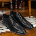 Men's Bugatti derby black leather shoes with a pointed toe and plain toe featuring a moulded heel , a tpr outsole , and laces fastening.