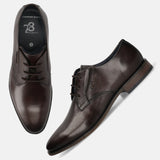 Men's Bugatti derby brown leather shoes with a pointed toe and plain toe featuring a moulded heel , a tpr outsole , and laces fastening.