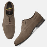 Men's Bugatti derby beige leather shoes with a pointed toe and plain toe featuring a moulded heel , a tpr outsole , and laces fastening.
