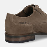 Men's Bugatti derby beige leather shoes with a pointed toe and plain toe featuring a moulded heel , a tpr outsole , and laces fastening.