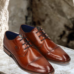 Men's Bugatti derby cognac leather shoes with a pointed toe and cap toe featuring a moulded heel , a tpr outsole , and laces fastening.