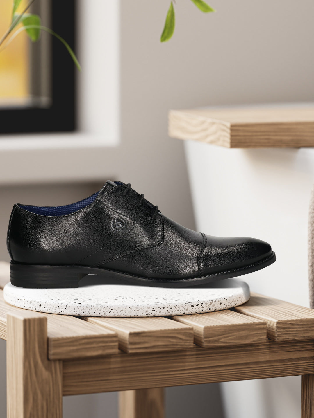 Men's Bugatti derby black leather shoes with a pointed toe and cap toe featuring a moulded heel , a tpr outsole , and laces fastening.