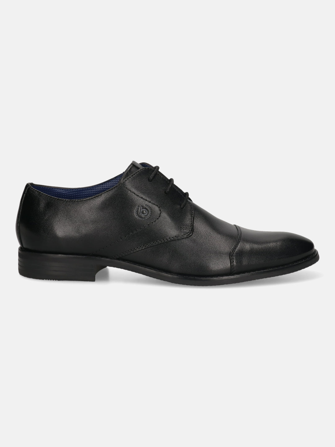 Men's Bugatti derby black leather shoes with a pointed toe and cap toe featuring a moulded heel , a tpr outsole , and laces fastening.