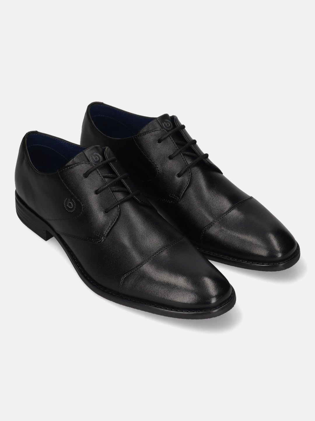 Men's Bugatti derby black leather shoes with a pointed toe and cap toe featuring a moulded heel , a tpr outsole , and laces fastening.