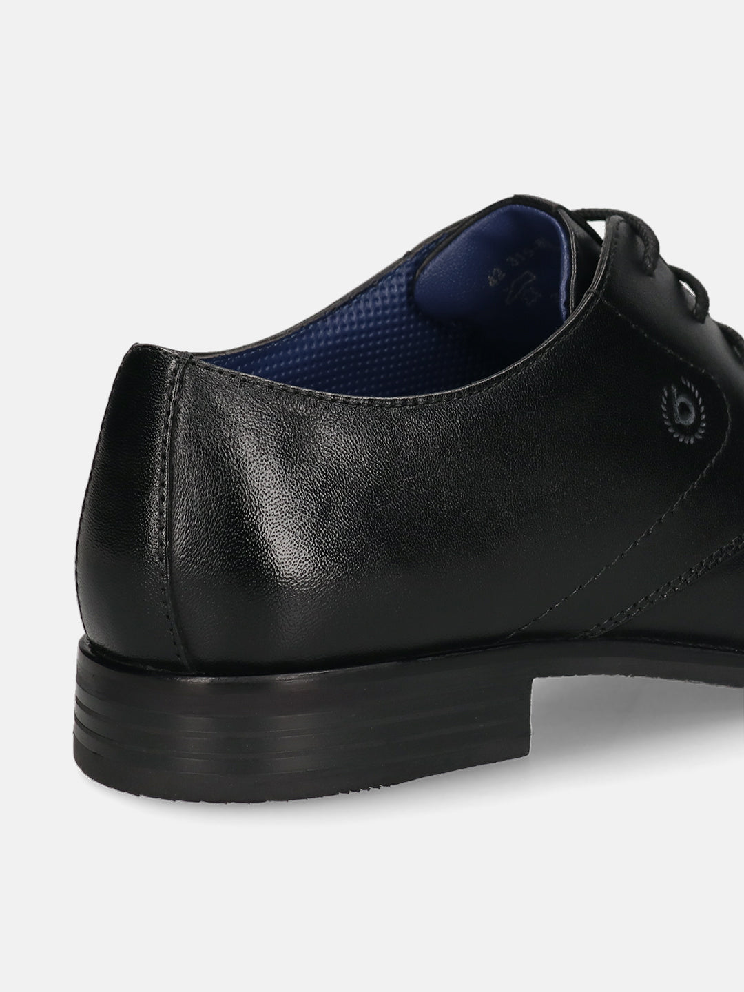 Men's Bugatti derby black leather shoes with a pointed toe and cap toe featuring a moulded heel , a tpr outsole , and laces fastening.