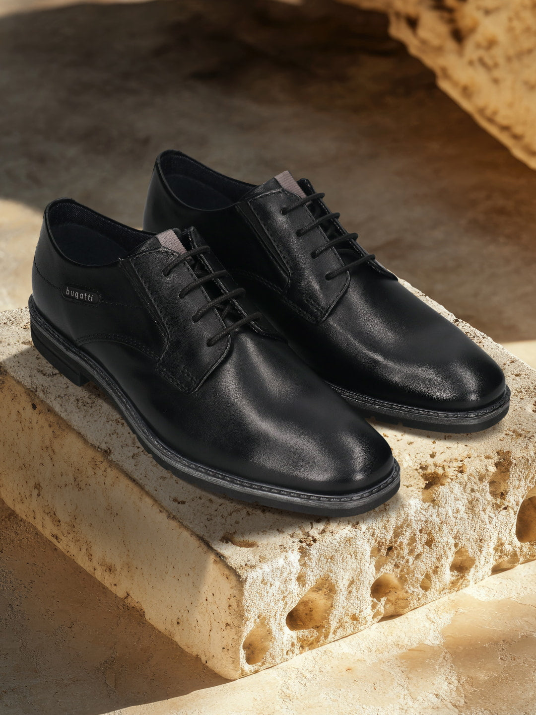 Men's Bugatti derby black leather shoes with a round toe and plain toe featuring a stacked heel , a tpr outsole , and laces fastening.