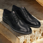 Men's Bugatti derby black leather shoes with a round toe and plain toe featuring a stacked heel , a tpr outsole , and laces fastening.