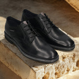 Men's Bugatti derby black leather shoes with a round toe and plain toe featuring a stacked heel , a tpr outsole , and laces fastening.