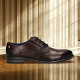 Men's Bugatti derby brown leather shoes with a round toe and plain toe featuring a moulded heel , a tpr outsole , and laces fastening.
