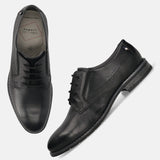 Men's Bugatti derby black leather shoes with a round toe and plain toe featuring a moulded heel , a tpr outsole , and laces fastening.