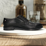Men's Bugatti derby black leather shoes with a round toe and plain toe featuring a moulded heel , a tpr outsole , and laces fastening.