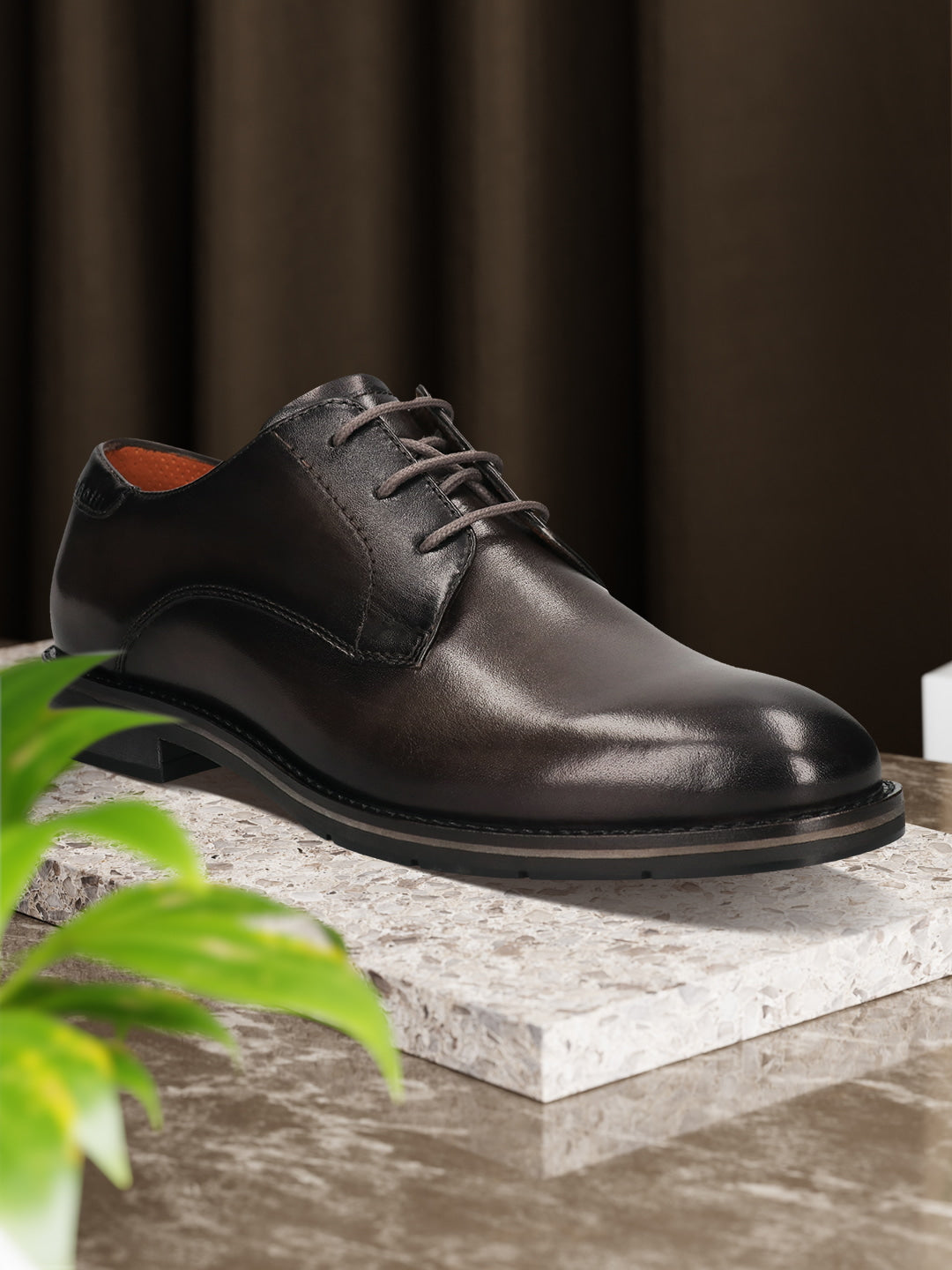 Men's Bugatti derby grey leather shoes with a round toe and plain toe featuring a stacked heel , a tpr outsole , and laces fastening.
