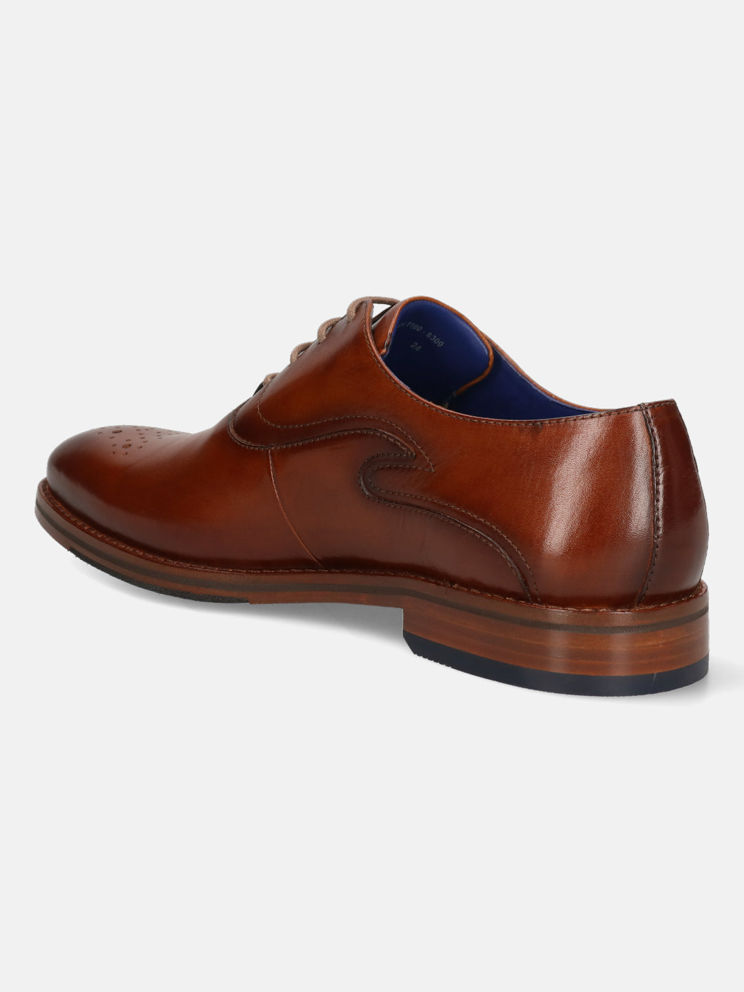 A cognac Men's bugatti Oxford featuring a almond toe medallion toe, stacked heel. Made from premium genuine leather with a durable leather outsole, this laces design offers both style and comfort.