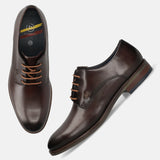 Men's Bugatti derby brown leather shoes with a round toe and plain toe featuring a moulded heel , a tpr outsole , and laces fastening.