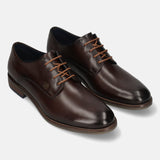 Men's Bugatti derby brown leather shoes with a round toe and plain toe featuring a moulded heel , a tpr outsole , and laces fastening.