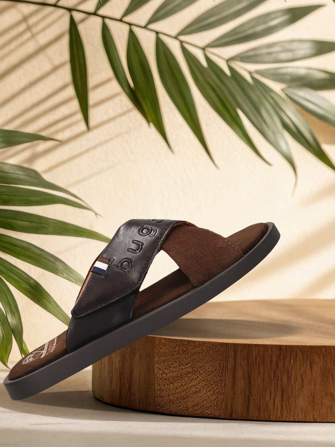 Men's Bugatti cross strap brown leather shoes with a round toe , a tpr outsole.