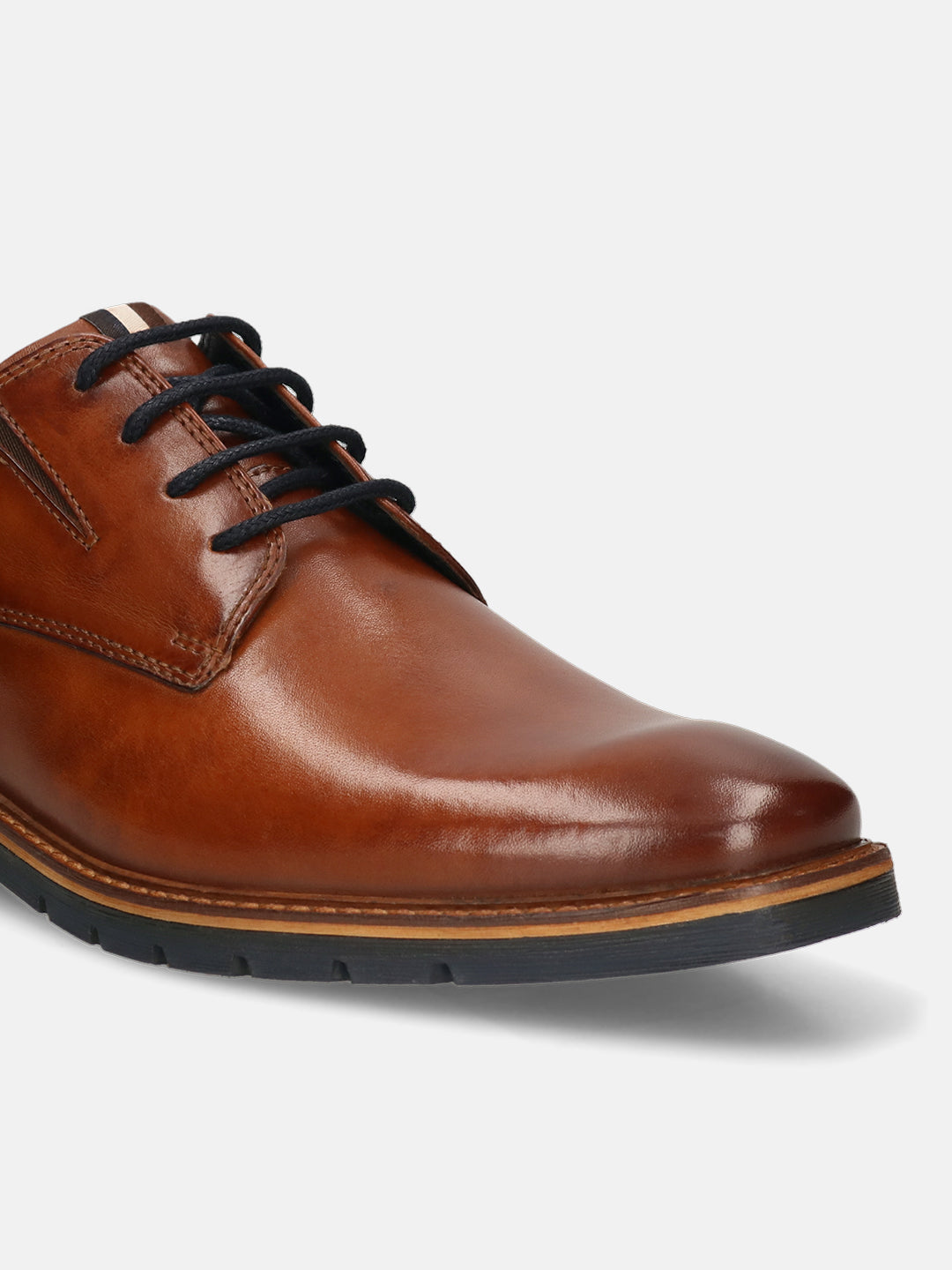 Men's Bugatti derby cognac leather shoes with a round toe and plain toe featuring a stacked heel , a tpr outsole , and laces fastening.