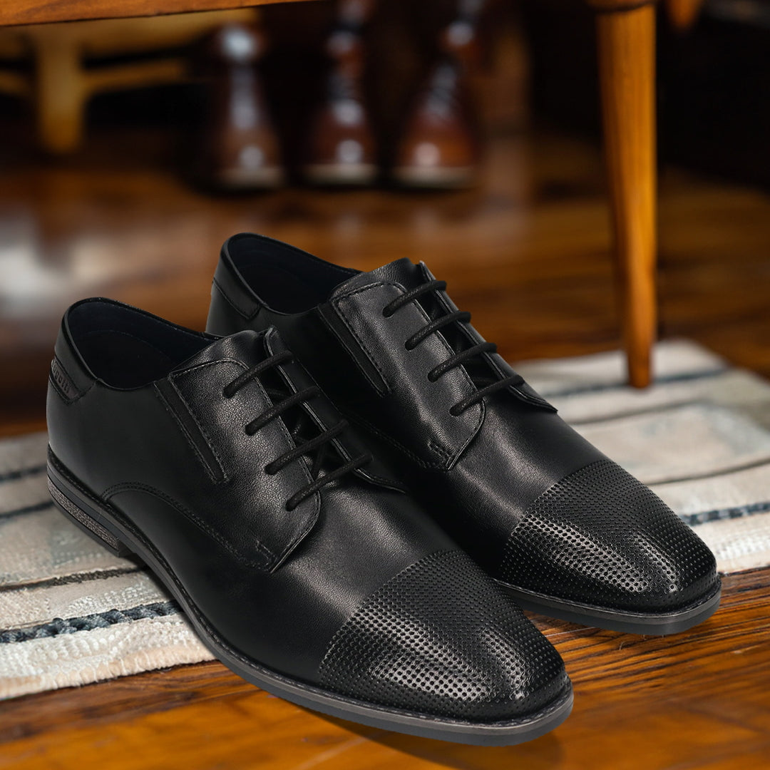 Men's Bugatti derby black leather shoes with a pointed toe and plain toe featuring a moulded heel , a tpr outsole , and laces fastening.