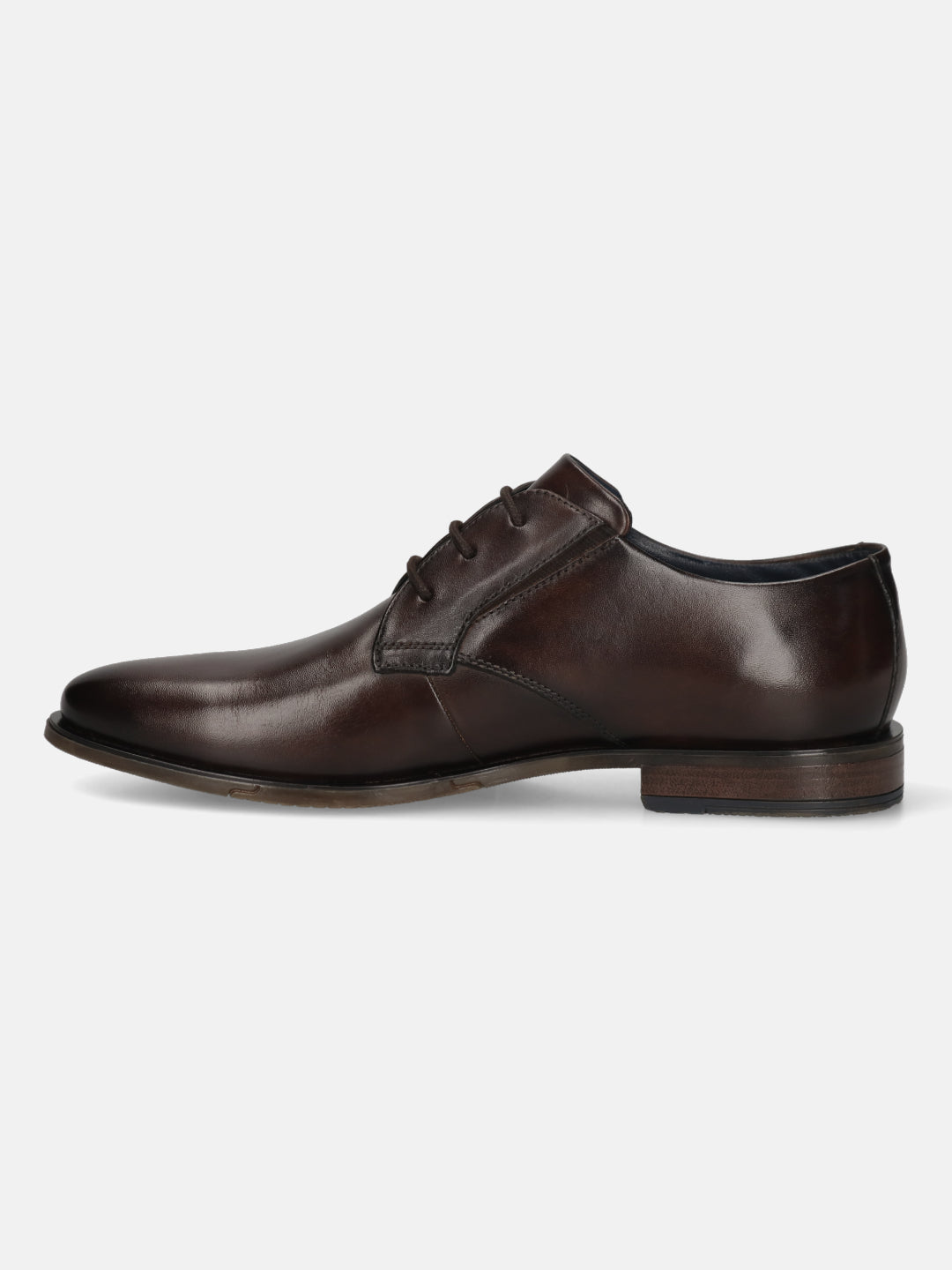 Men's Bugatti derby brown leather shoes with a pointed toe and plain toe featuring a moulded heel , a tpr outsole , and laces fastening.