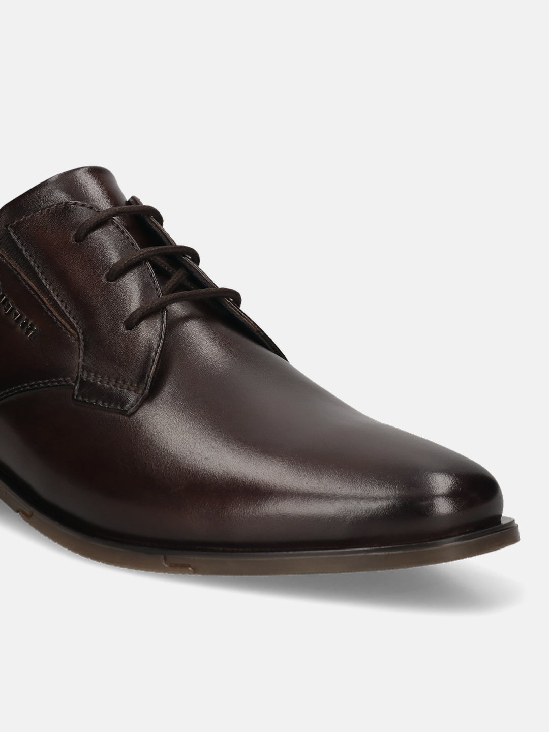 Men's Bugatti derby brown leather shoes with a pointed toe and plain toe featuring a moulded heel , a tpr outsole , and laces fastening.