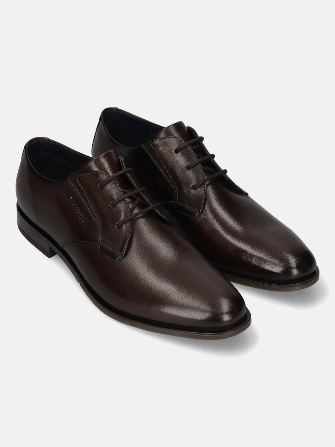 Men's Bugatti derby brown leather shoes with a pointed toe and plain toe featuring a moulded heel , a tpr outsole , and laces fastening.