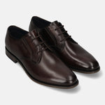 Men's Bugatti derby brown leather shoes with a pointed toe and plain toe featuring a moulded heel , a tpr outsole , and laces fastening.