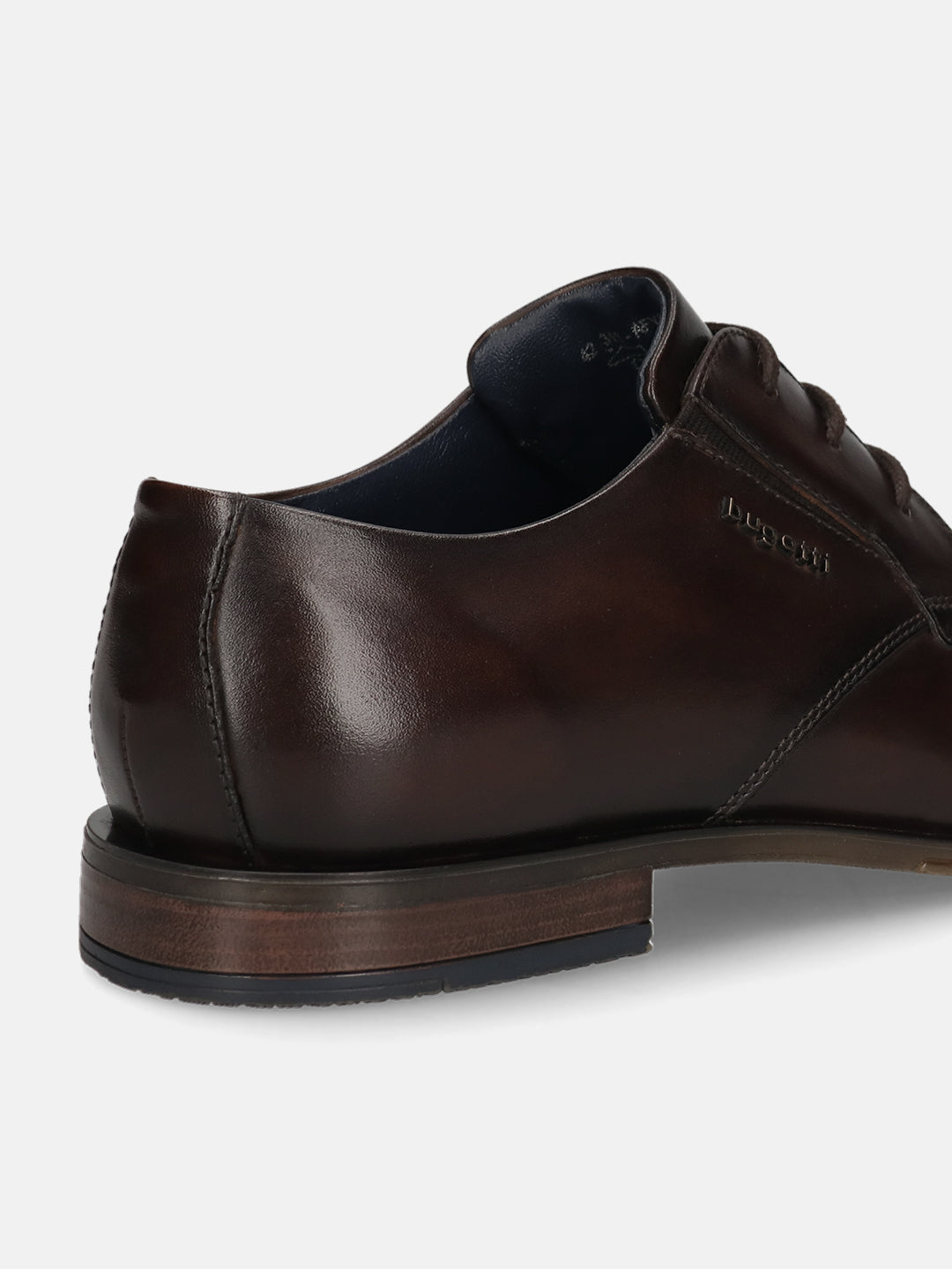 Men's Bugatti derby brown leather shoes with a pointed toe and plain toe featuring a moulded heel , a tpr outsole , and laces fastening.