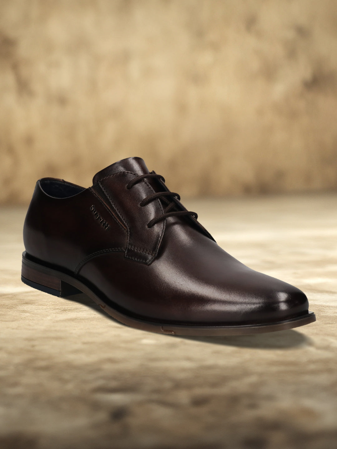 Men's Bugatti derby brown leather shoes with a pointed toe and plain toe featuring a moulded heel , a tpr outsole , and laces fastening.