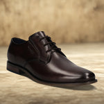 Men's Bugatti derby brown leather shoes with a pointed toe and plain toe featuring a moulded heel , a tpr outsole , and laces fastening.