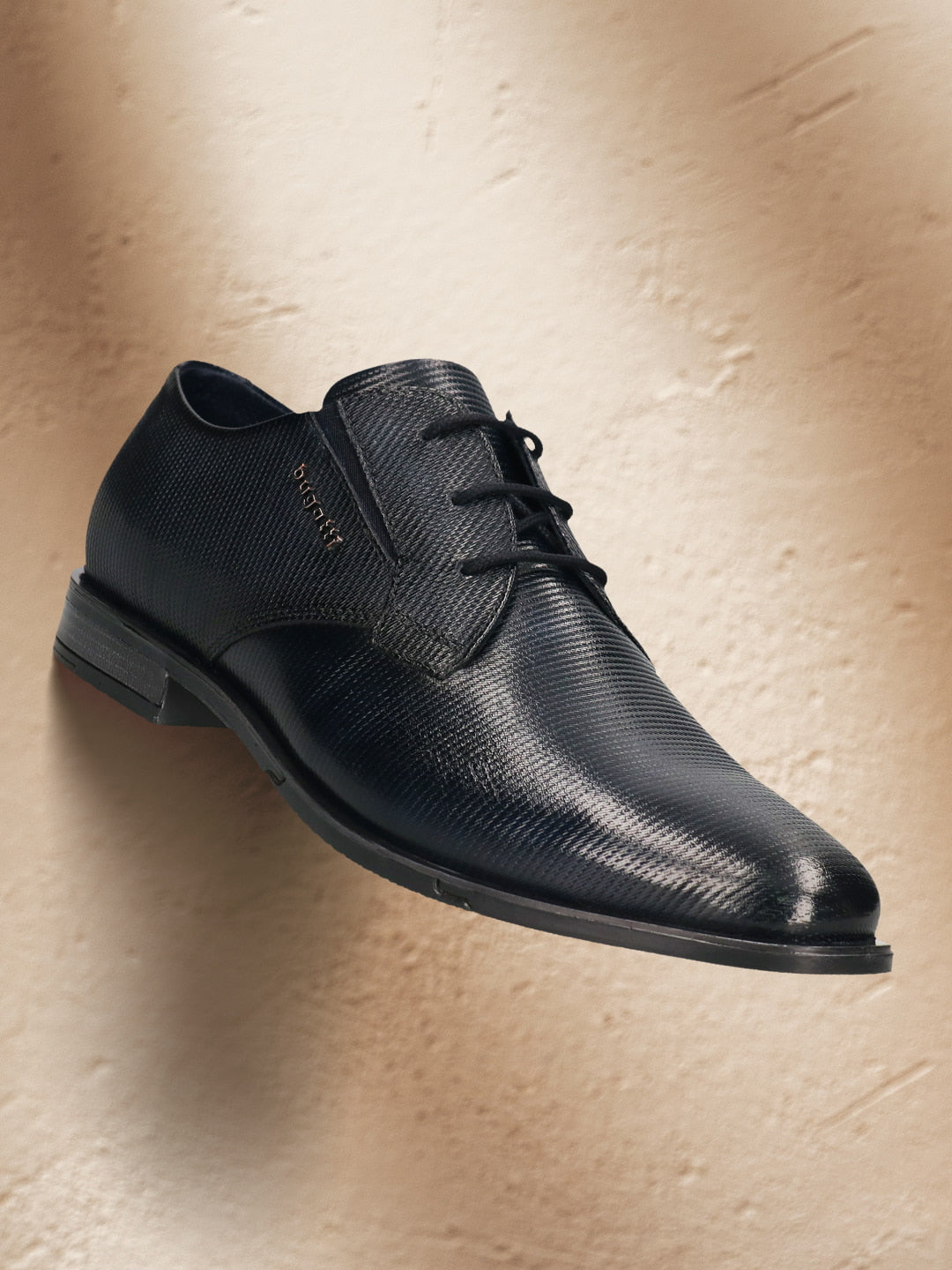 Men's Bugatti derby blue leather shoes with a round toe and plain toe featuring a moulded heel , a tpr outsole , and laces fastening.