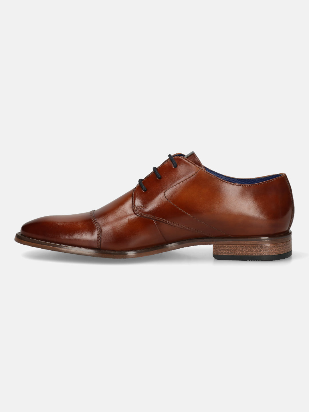 Men's Bugatti derby cognac leather shoes with a pointed toe and cap toe featuring a moulded heel , a tpr outsole , and laces fastening.