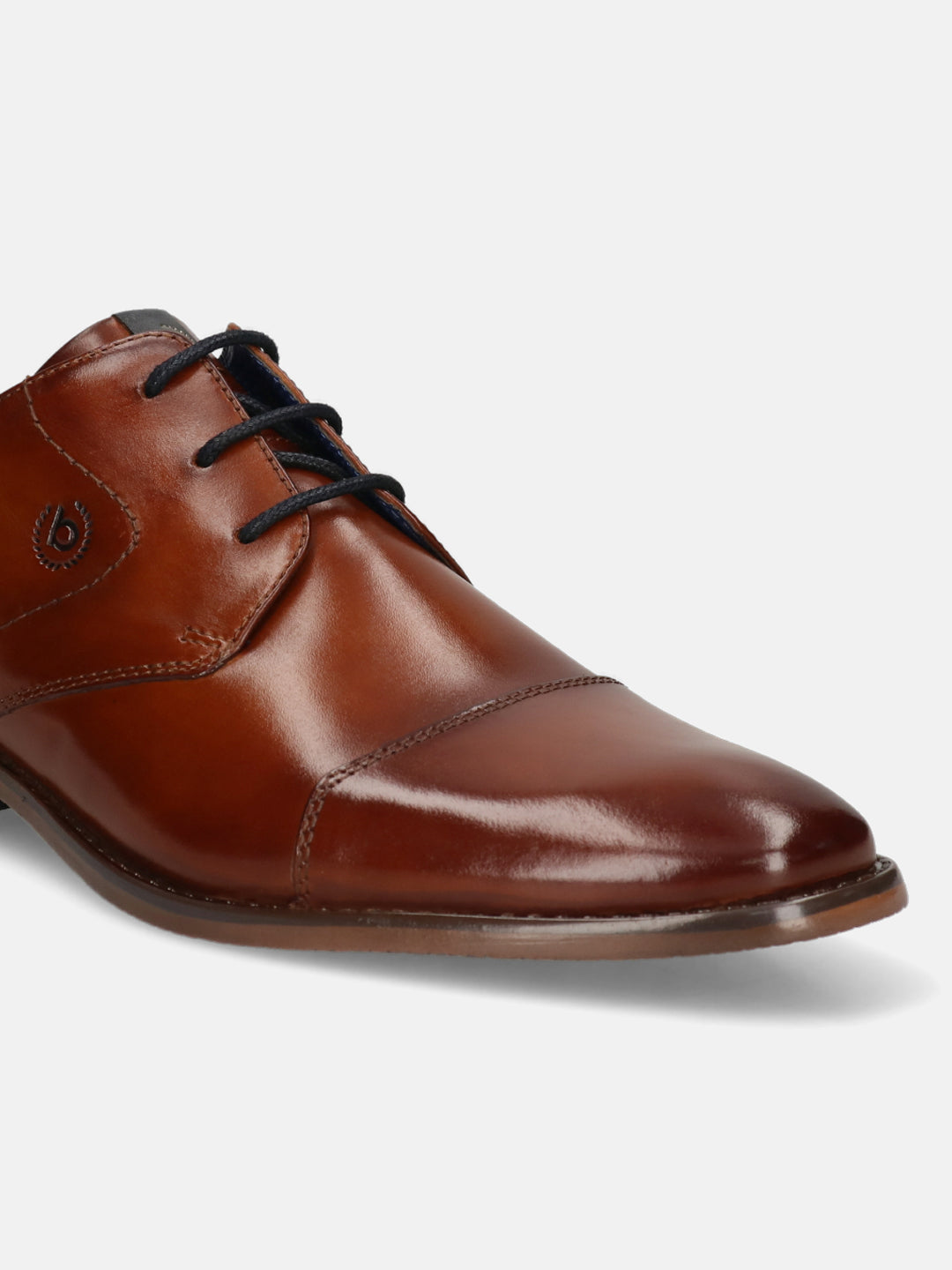 Men's Bugatti derby cognac leather shoes with a pointed toe and cap toe featuring a moulded heel , a tpr outsole , and laces fastening.