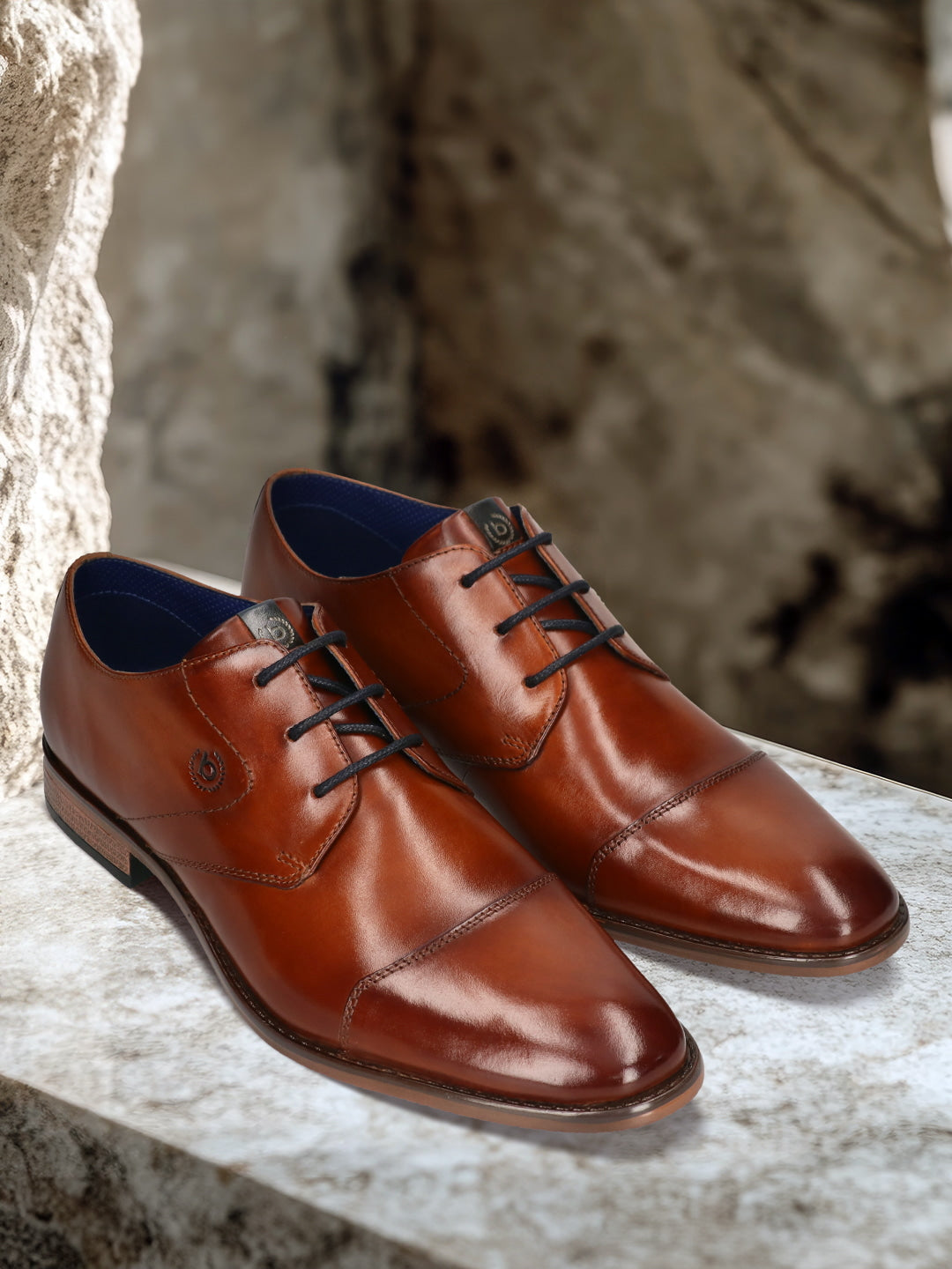Men's Bugatti derby cognac leather shoes with a pointed toe and cap toe featuring a moulded heel , a tpr outsole , and laces fastening.