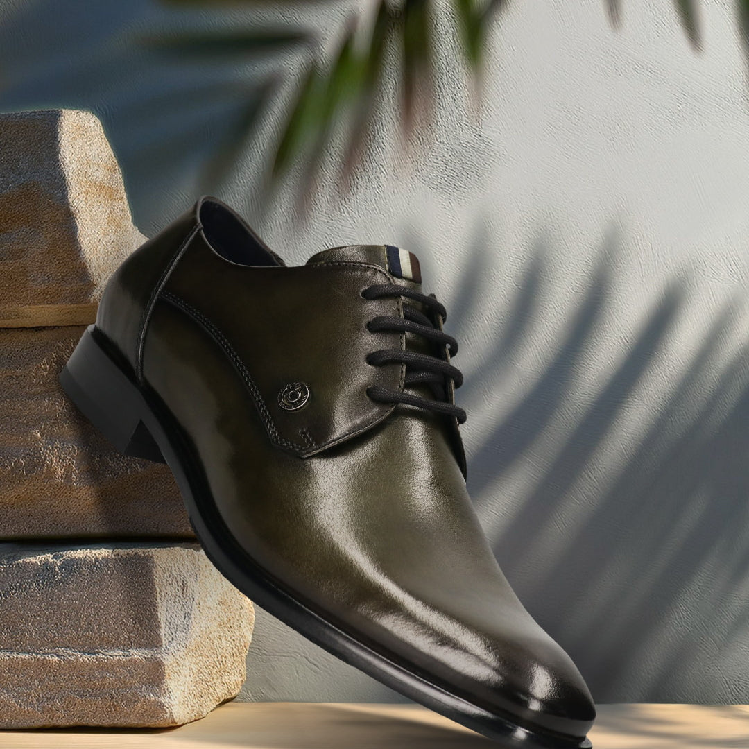 Men's Bugatti derby green leather shoes with a pointed toe and plain toe featuring a stacked heel , a leather outsole , and laces fastening.