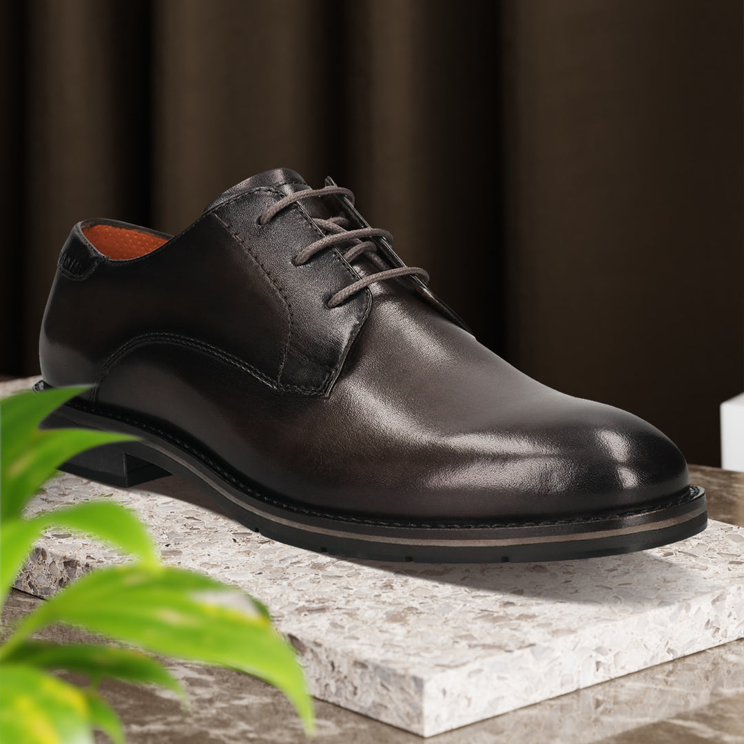 Men's Bugatti derby grey leather shoes with a round toe and plain toe featuring a stacked heel , a tpr outsole , and laces fastening.