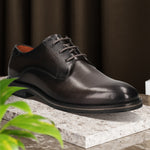Men's Bugatti derby grey leather shoes with a round toe and plain toe featuring a stacked heel , a tpr outsole , and laces fastening.