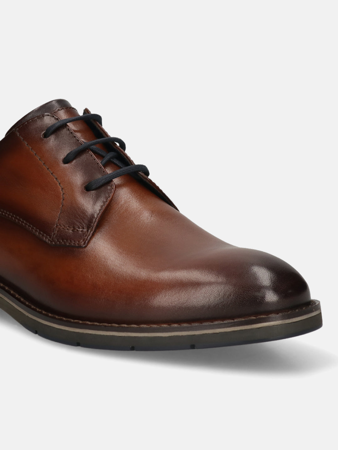 Men's Bugatti derby cognac leather shoes with a round toe and plain toe featuring a stacked heel , a tpr outsole , and laces fastening.