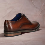 Men's Bugatti derby cognac leather shoes with a round toe and plain toe featuring a stacked heel , a tpr outsole , and laces fastening.