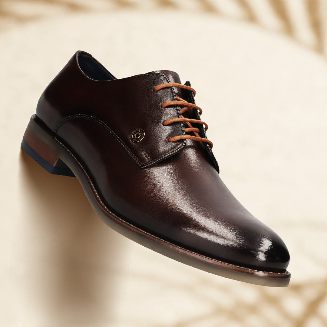 Men's Bugatti derby brown leather shoes with a round toe and plain toe featuring a moulded heel , a tpr outsole , and laces fastening.
