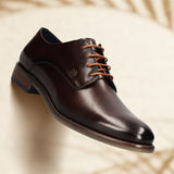 Men's Bugatti derby brown leather shoes with a round toe and plain toe featuring a moulded heel , a tpr outsole , and laces fastening.