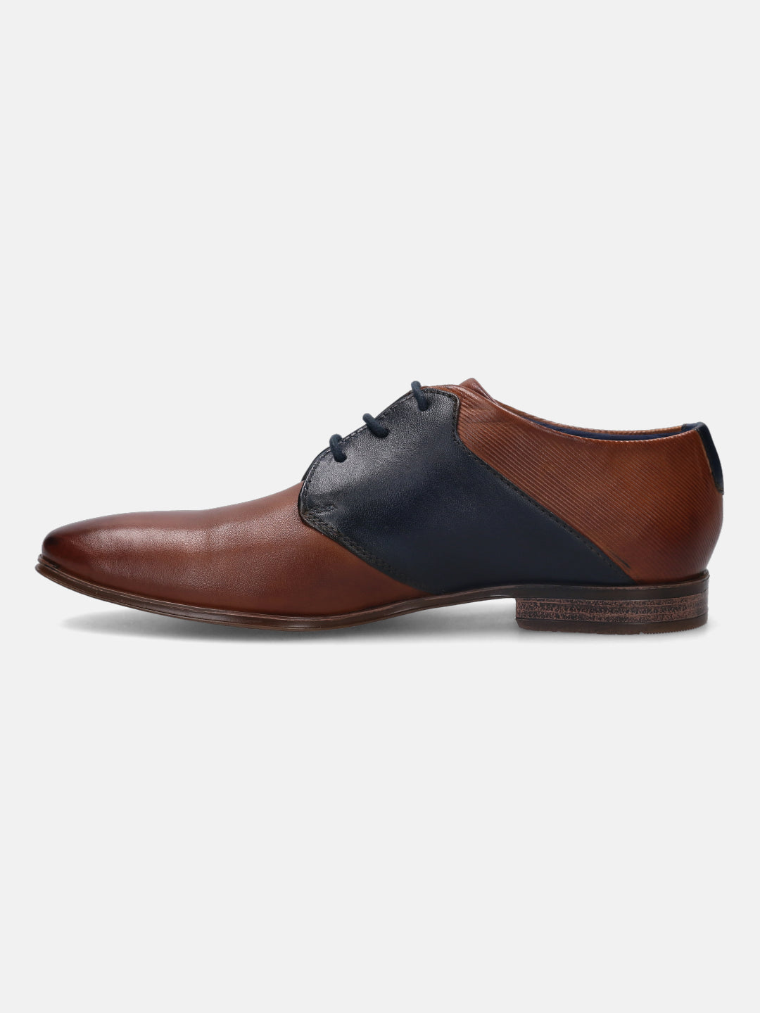 A cognac Men's bugatti Derby featuring a pointed plain toe, stacked heel. Made from premium genuine leather with a durable high quality synthetic outsole, this laces design offers both style and comfort.