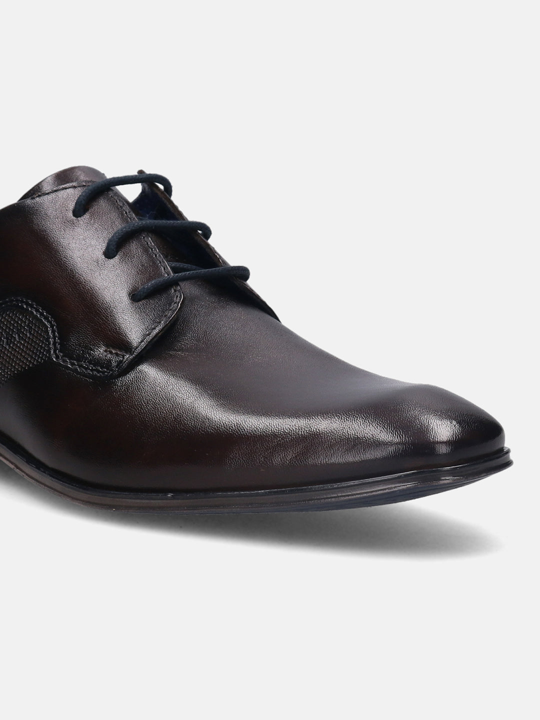 A brown Men's bugatti Derby featuring a pointed plain toe, stacked heel. Made from premium genuine leather with a durable high quality synthetic outsole, this laces design offers both style and comfort.